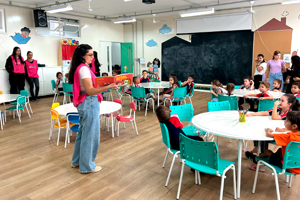 Ilustração sobre o curso de Pedagogia na FHO