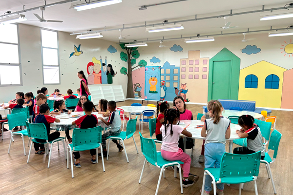 Ilustração sobre o curso de Pedagogia na FHO